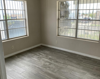 2927 Mobile Avenue - Photo Thumbnail 4