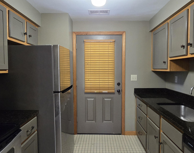 184 Middlesex Avenue - Photo Thumbnail 3