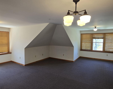 184 Middlesex Avenue - Photo Thumbnail 2