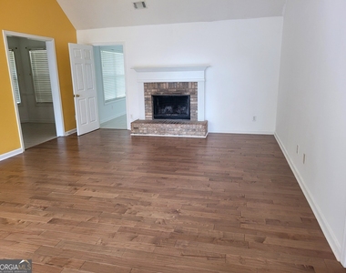 2360 Pettit Drive Ne - Photo Thumbnail 2