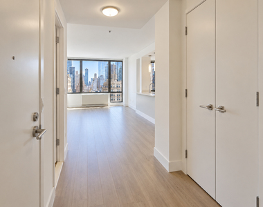 525 West 28th Street - Photo Thumbnail 3