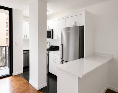 165 East 35th Street - Photo Thumbnail 3