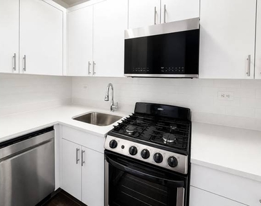 165 East 35th Street - Photo Thumbnail 2