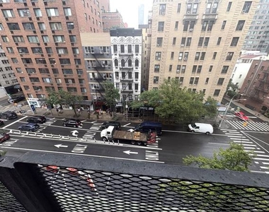 165 East 35th Street - Photo Thumbnail 5