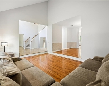 30 Carriage House Rd - Photo Thumbnail 3