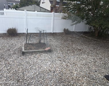 413 Earl Drive - Photo Thumbnail 16