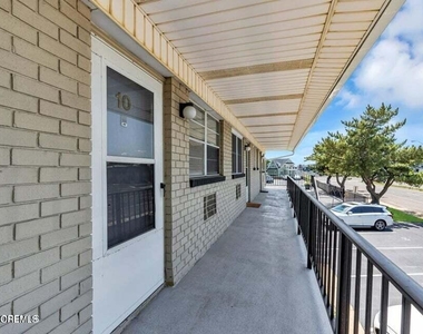 455 Ocean Boulevard - Photo Thumbnail 1