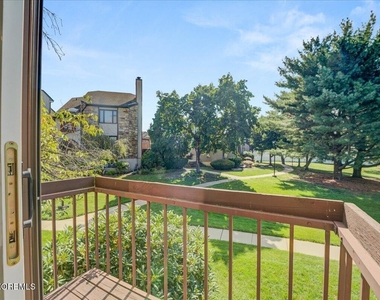 17 Emerald Lane - Photo Thumbnail 7