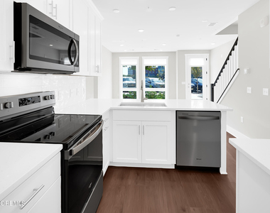 201 Sunset Avenue - Photo Thumbnail 9