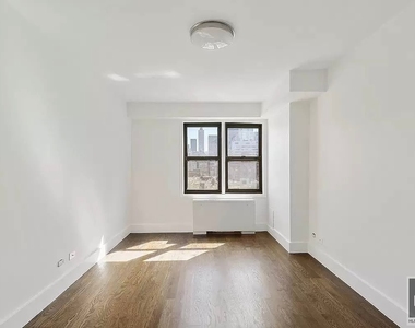 East 63 Street - Photo Thumbnail 5