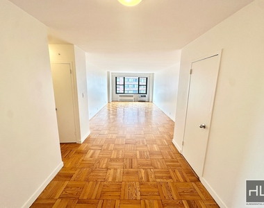 Fourth Avenue - Photo Thumbnail 2