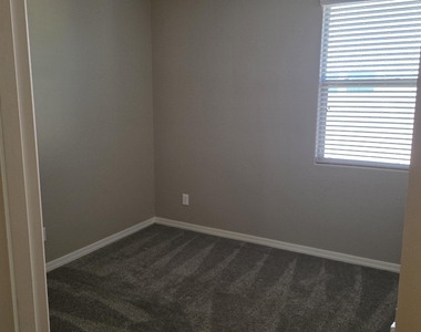 41671 W Elm Drive - Photo Thumbnail 8