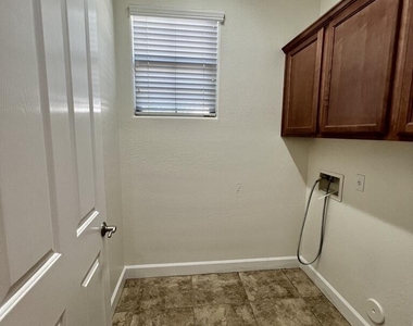 320 W Wisteria Place - Photo Thumbnail 15