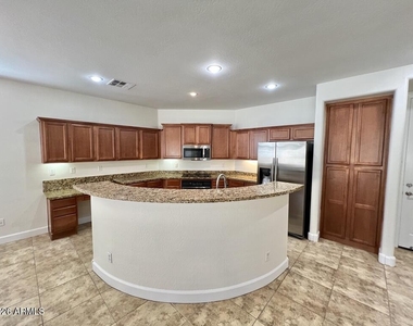 320 W Wisteria Place - Photo Thumbnail 5