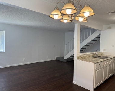 804 W Tiffany Drive - Photo Thumbnail 1