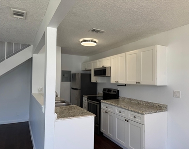 804 W Tiffany Drive - Photo Thumbnail 7