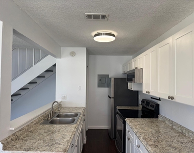 804 W Tiffany Drive - Photo Thumbnail 6