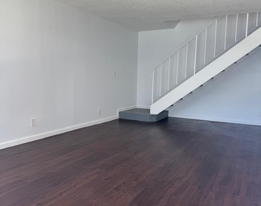804 W Tiffany Drive - Photo Thumbnail 3