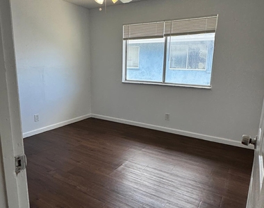 804 W Tiffany Drive - Photo Thumbnail 13