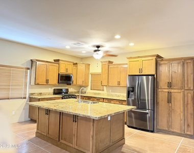 1805 E Maryland Avenue - Photo Thumbnail 4