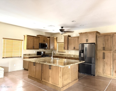 1805 E Maryland Avenue - Photo Thumbnail 8