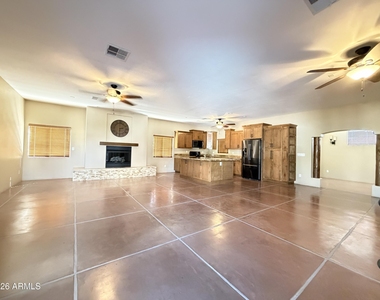 1805 E Maryland Avenue - Photo Thumbnail 2