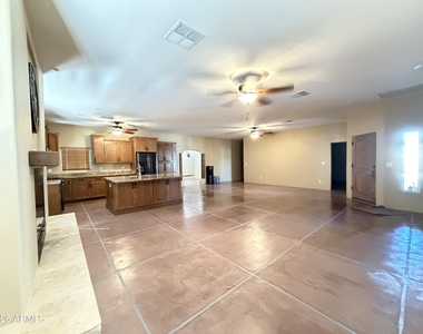 1805 E Maryland Avenue - Photo Thumbnail 3