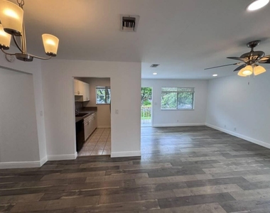 808 W Tiffany Drive - Photo Thumbnail 6