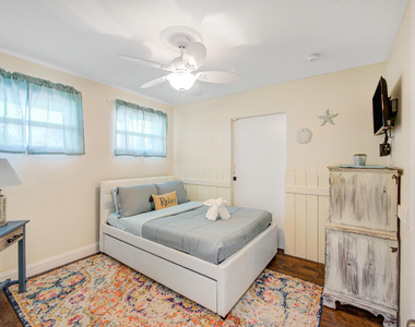 1100 Ne 4th Street - Photo Thumbnail 2