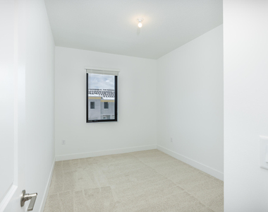 1185 Carillon Street - Photo Thumbnail 12