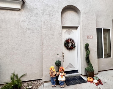 3800 S Cantabria Circle - Photo Thumbnail 10