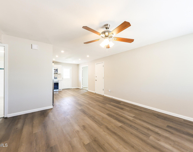3429 E Blanche Drive - Photo Thumbnail 6