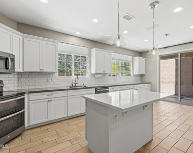 15918 S 11th Way - Photo Thumbnail 17