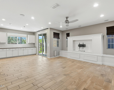 15918 S 11th Way - Photo Thumbnail 9