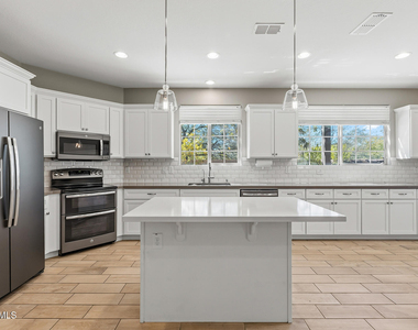 15918 S 11th Way - Photo Thumbnail 2