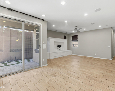 15918 S 11th Way - Photo Thumbnail 12