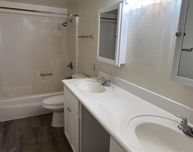 503 W 12th Street - Photo Thumbnail 8