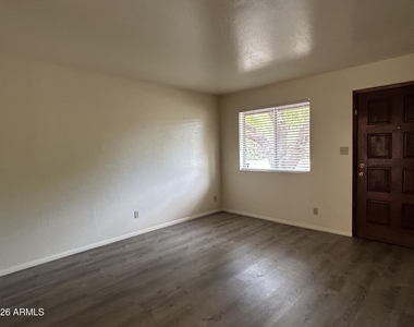 503 W 12th Street - Photo Thumbnail 2