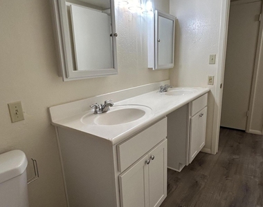 503 W 12th Street - Photo Thumbnail 7