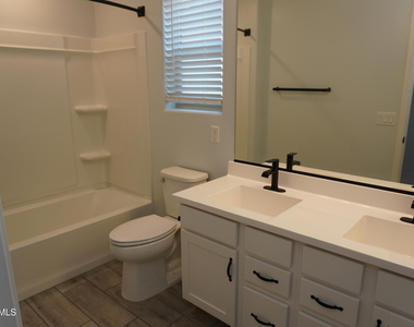 654 E Buckingham Avenue - Photo Thumbnail 17