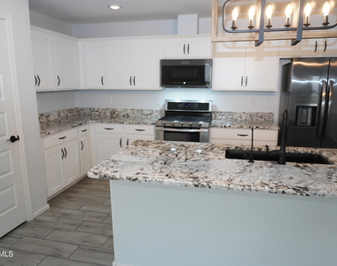 654 E Buckingham Avenue - Photo Thumbnail 6