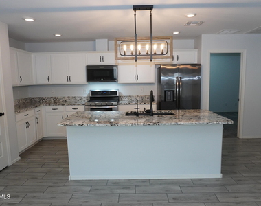 654 E Buckingham Avenue - Photo Thumbnail 5