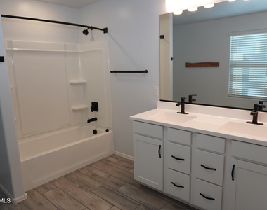 654 E Buckingham Avenue - Photo Thumbnail 10