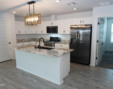 654 E Buckingham Avenue - Photo Thumbnail 4