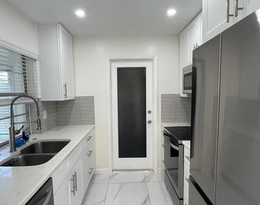 131 Nw 14th Street - Photo Thumbnail 6