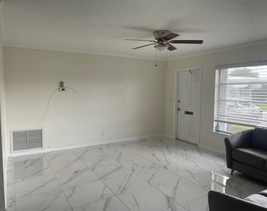 131 Nw 14th Street - Photo Thumbnail 2