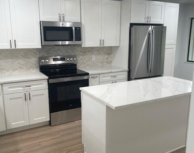4225 Gator Trace Avenue - Photo Thumbnail 4