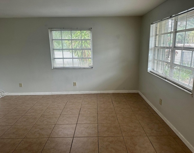2733 Ne 1st Terrace - Photo Thumbnail 18