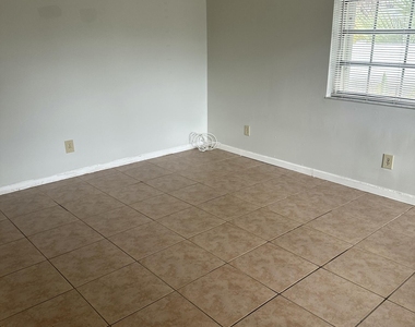 2733 Ne 1st Terrace - Photo Thumbnail 15