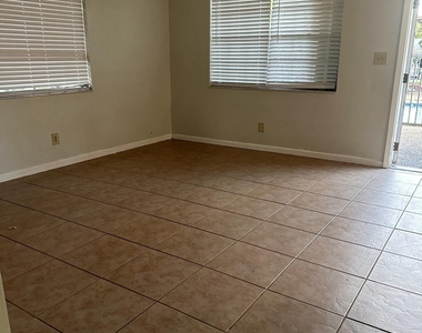 2733 Ne 1st Terrace - Photo Thumbnail 23